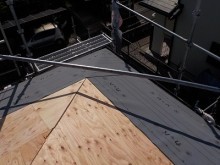 コンパネの上に防水シートを敷いている様子