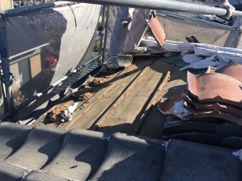 和型屋根の大屋根の解体の様子