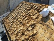 屋根の葺き替え工事をしている様子