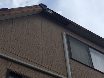 台風の影響で軒先のパネルが外れてしまったお宅の様子