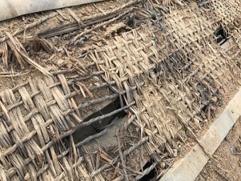 和瓦屋根の瓦と葺土を解体した様子