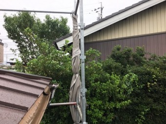 台風養生のため外した防塵シートを柱に巻きつけた状態