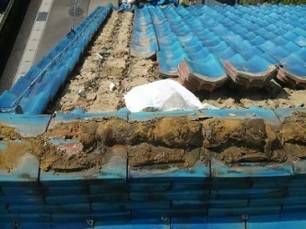 瓦ズレたお家の葺き直し工事の解体の様子