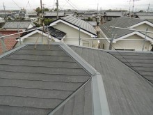 屋根のカバー工事を施工予定のお家の現地調査の様子