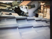 屋根の上にある温水器によって瓦のズレが起きた様子