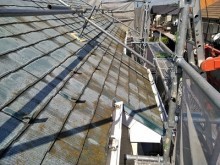 コケの生えたカラーベスト屋根の現地調査の様子