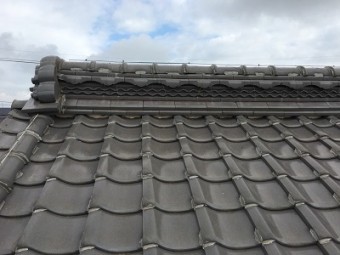 穴の開いてしまった漆喰の塗り直し工事の施工前の様子