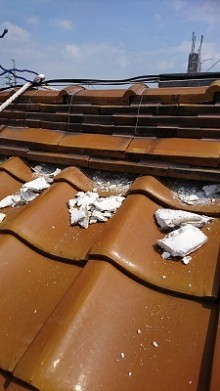 古くなった漆喰の除去作業中