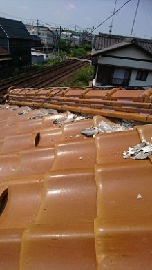 古くなった漆喰の除去作業中