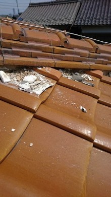 古くなった漆喰の除去作業中