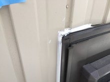 付帯物周りにシーリングする様子