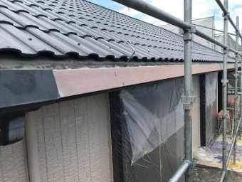 特殊な角樋を交換の施工中の様子