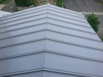 トタン屋根塗装の中塗りが仕上がった様子