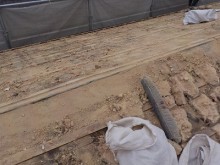 和瓦の取り外しをする様子