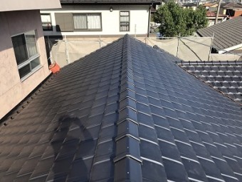 屋根に平板瓦を葺いた様子