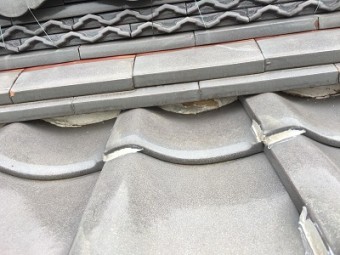 穴の開いてしまった漆喰の塗り直し工事の施工前の様子