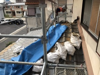 葺き替え工事中に下屋根を解体する様子