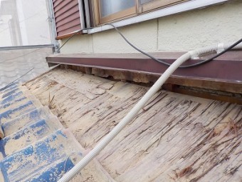 壁際の瓦を剥がし、掃除した状態