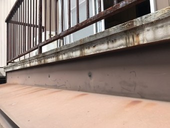 劣化し、ボロボロのベランダ