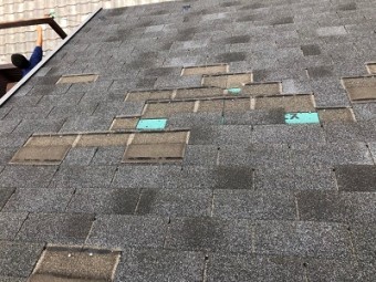 屋根材が飛散した屋根の様子