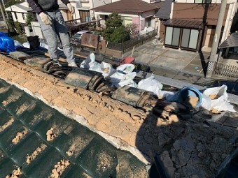 瓦と棟を一度完全に解体した様子