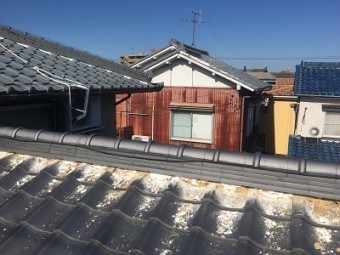 日本家屋の和形の屋根の漆喰の様子