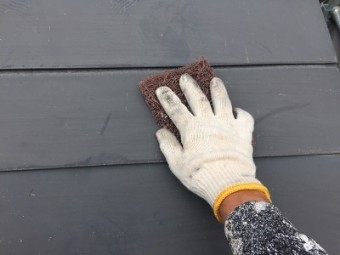 コロニアル瓦の屋根のケレン作業の様子