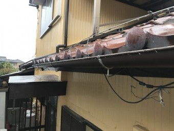 金具が外れて歪んだ雨樋の交換工事完工の様子