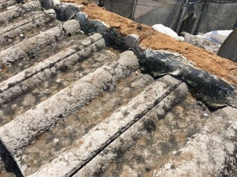 洋瓦屋根の棟瓦取り直し工事の様子