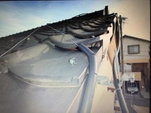 屋根の上にある温水器によって瓦のズレが起きた様子