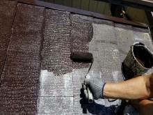 ひび割れたスレート屋根の塗装工事の様子