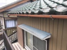 雨樋から雨水が落ちてくるお宅の雨樋交換工事施工前の様子