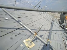コケの生えたカラーベスト屋根のカバー工事の防水シートの様子