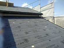 屋根の重ね葺き工事の施工中の様子