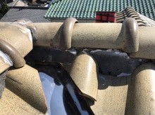 瓦が浮いている屋根棟