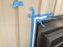 付帯物周りにシーリングする様子