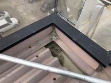 折半屋根の塗装工事のゴミの清掃の様子