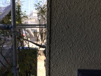 地目にシーリングを入れる様子