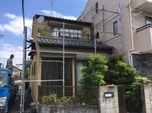 足場のムんでいる最中の家
