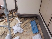 和瓦の取り外しをする様子