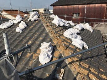 葺き替え工事にて大屋根を解体する様子