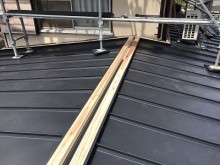 防水シートの上に板金屋根を新設した様子
