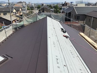 防水シートの上から金属屋根の主材を貼りつけてください