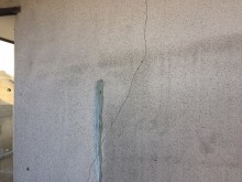 外壁にひび割れが発生している様子