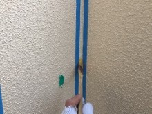 既存コーキングをカットした後にコーキングを新設する様子