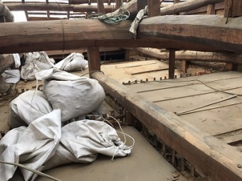 屋根の骨組以外を解体後、小屋裏の清掃をしている様子