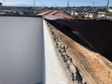 先日の台風によって屋根の板金が飛んでしまった様子