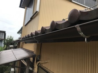金具が外れて歪んだ雨樋の交換工事完工の様子