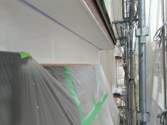 外壁塗装工事の下塗りの様子