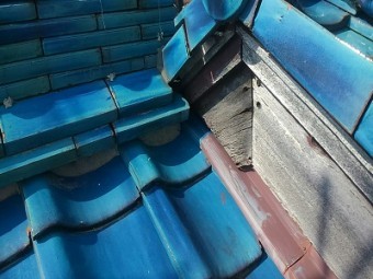 経年劣化での瓦ズレが起きたお家の現地調査の様子